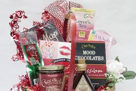 what to put in a wedding gift basket