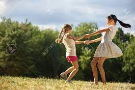 夏に輪になって踊る二人の女の子と楽しい時を過すの写真素材・画像素材 Image 66095453