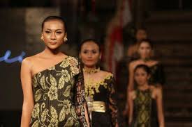 Modifikasi kain tenun jadi gaun. Busana Festival Gianyar 2017 Persembahkan Kain Icon Gianyar Balipuspanews Com