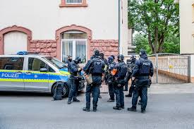 Verwandte anzeigen mit allgemeineren suchen Grosser Polizeieinsatz Nach Schussen In Frankfurt Griesheim