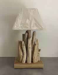 TUTO - Comment fabriquer une lampe en bois flotté | Lampe bois flotté, Idée  déco bois flotté, Idée déco bois