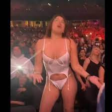 Viral: ¡Mucha ropa! Mujer se desnuda en concierto de Ricardo Arjona 