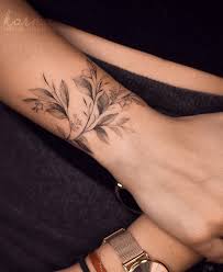 E no post de hoje a gente vai falar um pouquinho mais sobre as tatuagens femininas específicas para o pulso. Tattoo Pulso Feminina Delicada Tattoo Pulso Feminina Tatuagens De Videira X Tatuagem