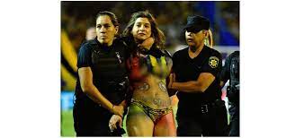 Por la “No Violencia”: Una chica ingresó semidesnuda a la cancha en el  partido entre Central y River 