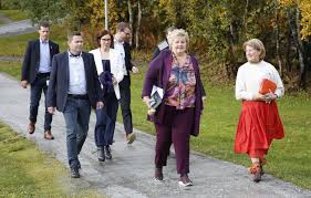 Statsminister i norge og partileder i høyre. Ber Folk Selge Tomme Hus Klassekampen