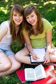 野外学習 2 つの若い女性の写真素材・画像素材 Image 7576852