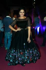 Beauty Galore HD : Sree Mukhi Enchanting Hot In Black Dress At Zee Apsara  Awards 2018