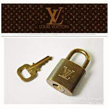 LV 路易威登金色315鎖頭Louis Vuitton真品名牌精品包鑰匙~SPEEDY 25鑰匙圈吊飾墜飾墜頭| Yahoo奇摩拍賣