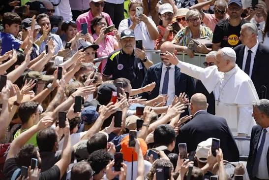 El papa León XIV saludó a los fieles tras el rezo del Ángelus desde la residencia papal de verano de Castel Gandolfo, cerca de Roma, donde se dirigió a la multitud reunida