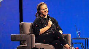 Amy schumer learns to cook is an american cooking show starring amy schumer and chris fischer, which follows schumer learning to cook from her husband, chris fischer, while making cocktails. Lustiger Post Amy Schumer Will Fur Kim Kardashian Modeln Promiflash De
