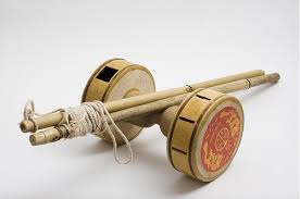 Alat musik tradisional cina secara sederhana dapat digolongkan sebagai berikut alat musik tradisional cina mengacu kepada semua jenis alat musik yang digunakan dalam budaya cina. Permainan Tradisional Melayu Cina Dan India Yang Kian Dilupakan