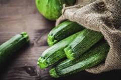 What is difference between cucumber and zucchini?