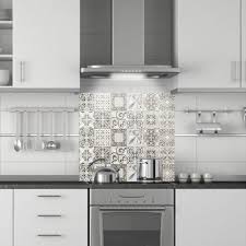 De plus, des carreaux de ciment disposés à travers votre cuisine comme un rappel peuvent être une bonne démarcation. Credence De Cuisine Decorative Carreaux De Ciment Usure