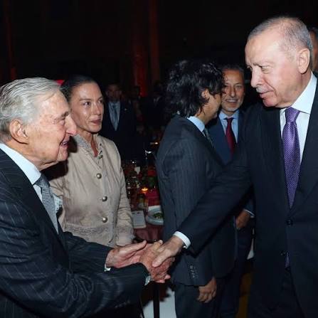 Erdoğan ile Rahmi Koç'un ABD'deki etkinlikte tokalaşma anı Cumhurbaşkanı Recep Tayyip Erdoğan ile Koç Holding Şeref Başkanı Rahmi M. Koç, New York'ta düzenlenen “100 Yıllık Dostluk: Türkiye-Amerika Birleşik Devletleri” etkinliğinde bir araya