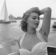 Estilo sophia loren sophia loren style vintage hollywood. Sophia Loren S Style Evolution Yesterday Today And Tomorrow W Magazine Women S Fashion Celebrity News