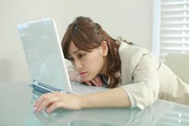 フリー写真] パソコンの前で疲れ果てる女性社員でアハ体験 - GAHAG | 著作権フリー写真・イラスト素材集