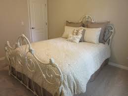 paint a bedroom that has ivory bedding