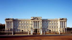 buckingham palace who lives there how