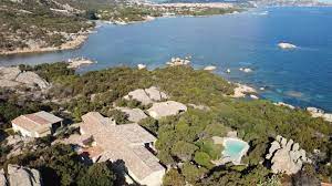 location villa en sardaigne pieds dans