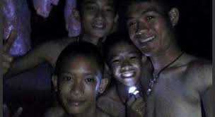 Resultado de imagem para Doze meninos e o tÃ©cnico de futebol sÃ£o retirados de caverna apÃ³s trÃªs dias de resgate na TailÃ¢ndia