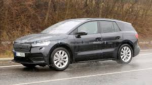 This review of the new skoda enyaq contains photos, videos and expert opinion to help you choose the right car. Skoda Enyaq 2021 Erlkonig Zeigt Serienmassigen Innenraum