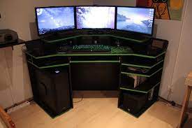 When deciding which size monitor to buy, you'll want to consider the amount of room you have on your gaming desk and what resolution quality you'll need depending on how close your gaming chair will be to the screen. 16 Gaming Tische Ideen Gaming Tisch Gaming Gamer Zimmer