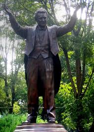 file statue of placido domingo in