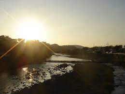 金目川（かなめがわ）は、神奈川県西部を流れ相模湾に注ぐ二級河川。 金目川 水系 の本流である。 平塚市上平塚の 渋田川 との合流点より下流は 花水川 と呼ばれる。 File é‡'ç›®å·ã¨å¤•æ—¥ Kanamegawa River In Autumn Evening Jpg Wikimedia Commons