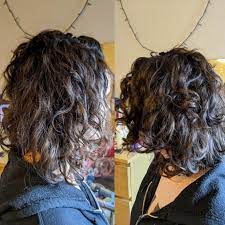 A bright hair color makes this look completely sunkissed. One Side Of My Hair Is Curly And The Other Side Is A Stringy Mess Advice Curlyhairuk