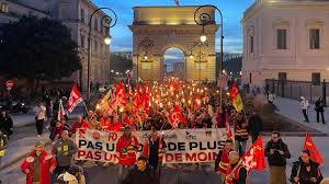 Une retraite aux flambeaux à Montpellier contre l'utilisation de l'article  49.3 - Le Singulier