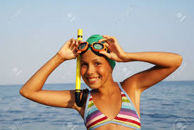 海のビーチで日光浴を楽しんでいるダイビングの衣装でプレティーン ヌード少女の写真素材・画像素材 Image 5979048