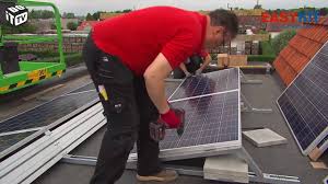 panneaux solaires sur le toit plat