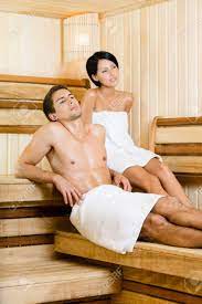 Mann und frau nackt in der sauna