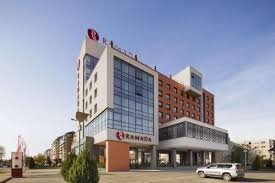 King size bed fits comfortably into room with love seat, desk, and normal hotel room furniture. Die 10 Besten Ramada Hotels In Rumanien Booking Com