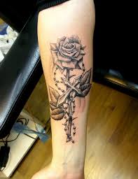 Růženec S Růží Tetovaný Na Předloktí Flowers Tattoo Galerie