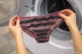 パンティーを持ち、それらを洗いに行く女性の写真素材・画像素材 Image 93122385