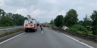 Bei einem unfall auf der a31 bei lohne sind zwei menschen gestorben. A31 Richtung Emden Bis 21 Uhr Voll Gesperrt Lkw Kommt Von Fahrbahn Ab Ahaus