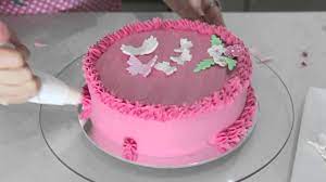 decorating a cake in er cream
