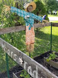 how to make a cute garden scarecrow