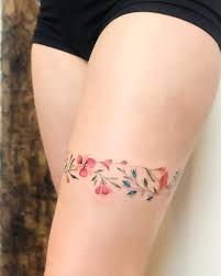 Flores são uma opção tradicional. Tatuagem Na Coxa O Que Voce Precisa Saber Antes De Fazer A Sua Eu Total