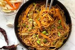Are dan dan noodles the same as lo mein?
