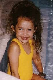 На свет появилась их дочь. Ariana Grande Miley Cyrus Selena Gomez Unseen Childhood Pictures Of These Hollywood Actresses Iwmbuzz