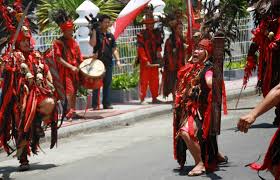 Tarian daerah di provinsi indonesia ini akan dibawakan oleh penari wanita dan pria yang mengenakan pakaian serba putih. Tari Tarian Dari Sulawesi Utara Gurukatro