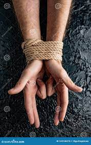 Связанные мужские руки на черной предпосылке Стоковое Изображение -  изображение насчитывающей руки, ускорения: 144136215