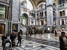 Durch seine verspielte optik und imposanten treppenaufgänge erwartet man fast harry potter und seine freunde hier anzutreffen. Bahnhof Antwerpen Centraal Wikipedia