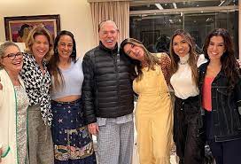 Silvio Santos reúne as seis filhas e posa de pijama: 