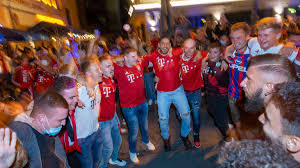 In nur 2 minuten deinen vertrag kündigen. Fotos Fans Des Fc Bayern Feiern Champions League Sieg Auf Leopoldstrasse In Munchen Fc Bayern