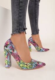 Лачени дамски обувки на ток в съчетание от няколко наситени цвята, дебел висок ток и отворени пръсти. Oficialen Pt Sho Se Otnasya Do Horata Megiyas Obuvki S Debel Tok Ampamariamoliner Org