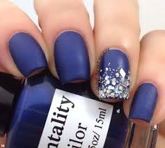 Las uñas decoradas en azul marino tienen la virtud de ofrecer una amplia gama de tonalidades, que van desde lo oscuro a colores muy claros adaptándose a cualquier temporada y ocasión. Unas Decoradas En Azul Los Mejores Disenos Unas Azules Unas Opacas Manicura De Unas