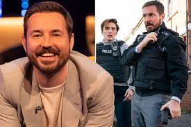 The actor, who plays detective sergeant steve arnott in. Line Of Duty S Martin Compston Bombarded With Filthy Dms And Marriage Proposals Irish Mirror Online